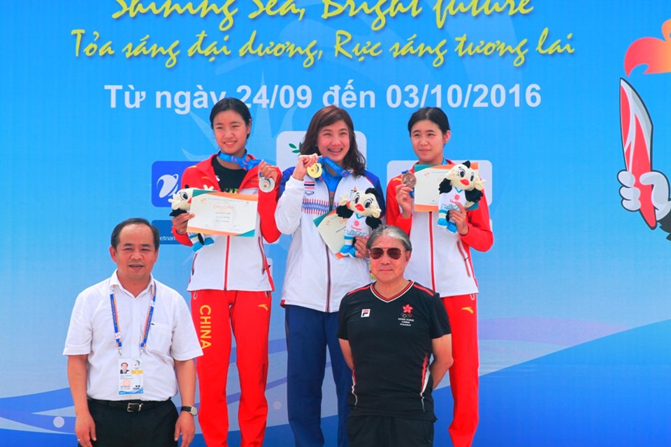 Ông Lê Khánh Hải, Thứ trưởng Bộ VHTT&DL trao huy chương cho 3 VĐV nữ xuất sắc môn bơi marathon cự ly 5km - Ảnh: VGP/Thế Phong